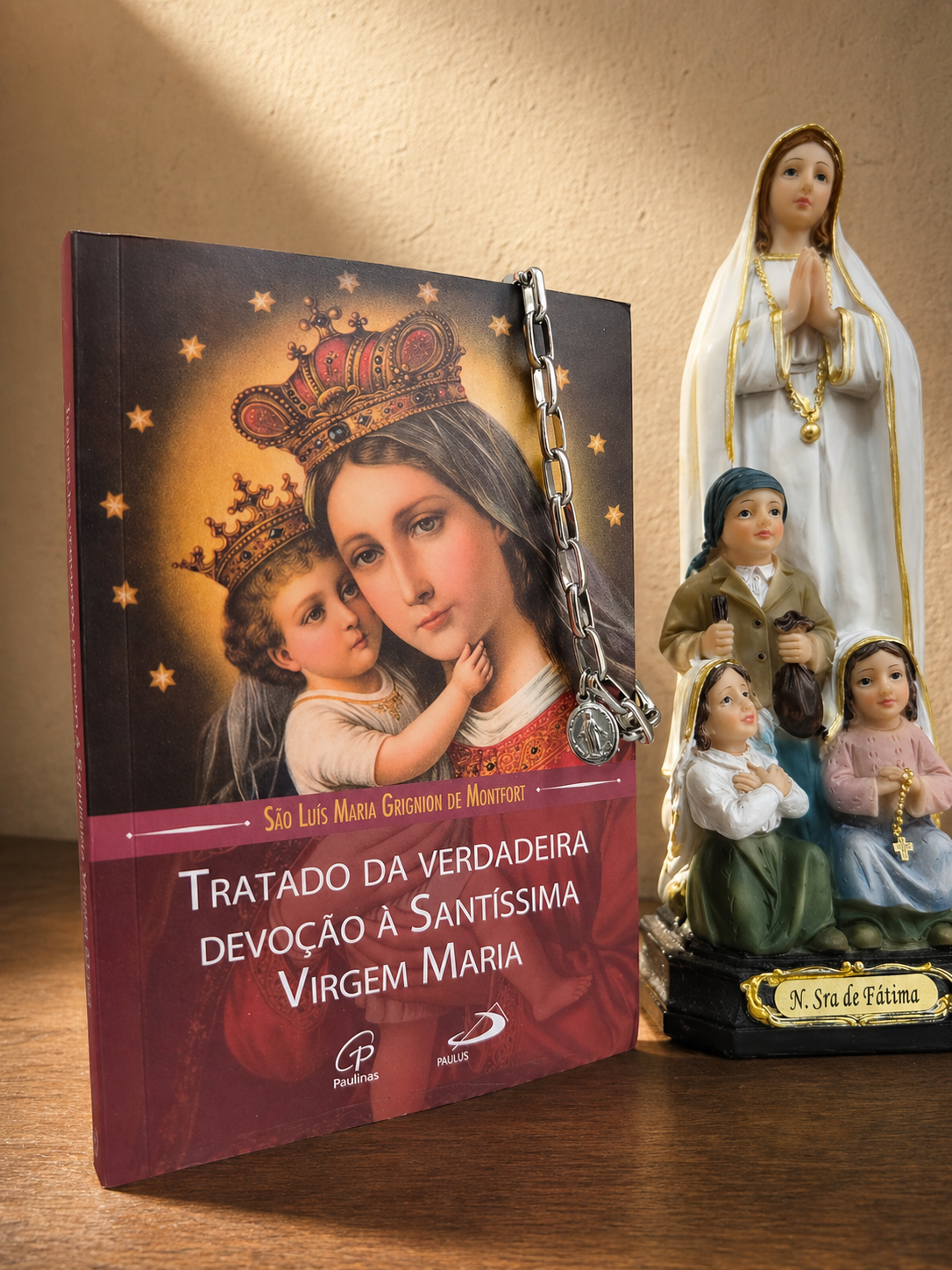 Livro sobre devoção mariana e imagem de Nossa Senhora de Fátima
